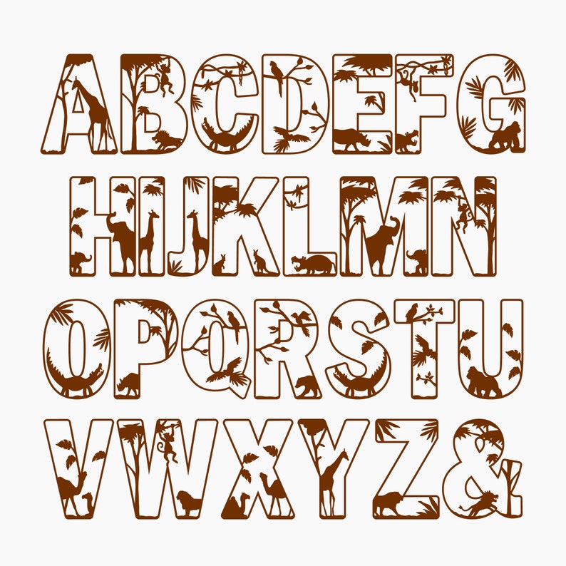 Op de afbeelding: Bruine letters van A t/m Z en een ampersand, elk gevuld met silhouetten van jungle dieren. De letters bevatten giraffen, apen, olifanten, vogels en andere dieren in het wild, tegen een witte achtergrond.
