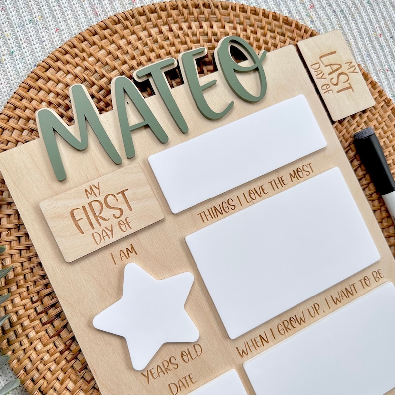 K&ouml;nnte beinhalten: Ein Holzschild mit dem Namen "Mateo" in gr&uuml;nen Buchstaben. Das Schild hat mehrere leere Felder zum Beschreiben, darunter "Mein erster Tag", "Ich bin", "Dinge, die ich am meisten liebe", "Jahre alt", "Datum" und "Wenn ich gro&szlig; bin, m&ouml;chte ich".