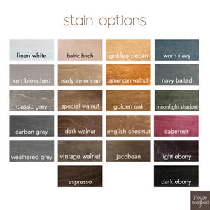 Puede incluir: Una cuadr&iacute;cula de veinti&uacute;n muestras de tinte para madera con los nombres linen white, baltic birch, golden pecan, worn navy, sun bleached, early american, american walnut, navy ballad, classic grey, special walnut, golden oak, moonlight shadow, carbon grey, dark walnut, english chestnut, cabernet, weathered grey, vintage walnut, jacobean, light ebony y espresso, con el texto stain options en la parte superior.