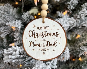 Adorno personalizado de rodaja de madera, Nuestra primera Navidad como mamá y papá
