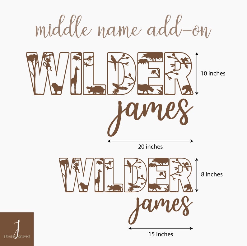 Op de afbeelding: Twee houten naamborden, "WILDER JAMES", met uitsparingen van jungledieren. Het grotere bord is 50.8 cm breed en 25.4 cm hoog. Het kleinere bord is 38.1 cm breed en 20.3 cm hoog. De tekst "middle name add-on" staat boven de namen.