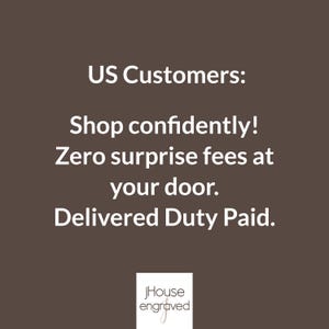 Puede incluir: Un gr&aacute;fico cuadrado de color marr&oacute;n oscuro con texto blanco que dice: US Customers: Shop confidently! Zero surprise fees at your door. Delivered Duty Paid. En la parte inferior, un rect&aacute;ngulo blanco contiene el texto negro jHouse engraved.