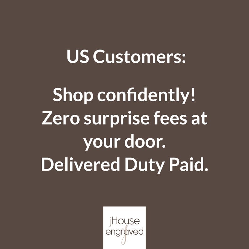 Puede incluir: Un gr&aacute;fico cuadrado de color marr&oacute;n oscuro con texto blanco que dice: US Customers: Shop confidently! Zero surprise fees at your door. Delivered Duty Paid. En la parte inferior, un rect&aacute;ngulo blanco contiene el texto negro jHouse engraved.