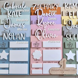 Puede incluir: Un conjunto de 10 placas de madera personalizadas en diferentes colores, cada una con un nombre y secciones para 'Mi primer d&iacute;a de' y 'Mi &uacute;ltimo d&iacute;a de'. Las placas son perfectas para el primer o &uacute;ltimo d&iacute;a de escuela, guarder&iacute;a u otros eventos importantes de un beb&eacute;.