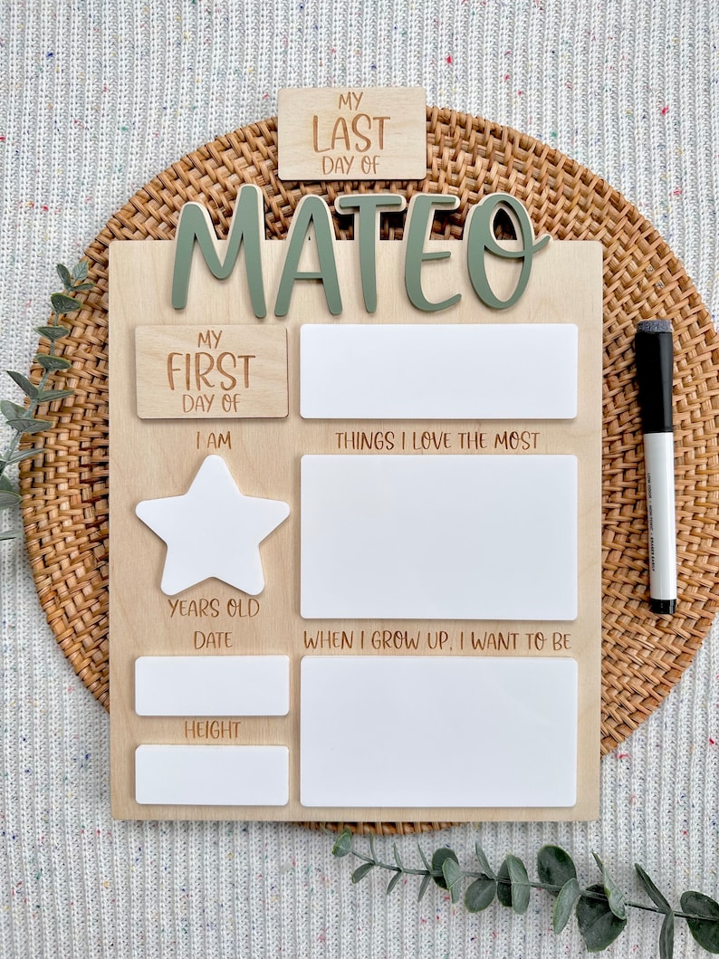 K&ouml;nnte beinhalten: Ein Holzschild mit dem Namen "Mateo" in gr&uuml;nen Buchstaben. Das Schild hat Platz zum Schreiben &uuml;ber den ersten und letzten Schultag eines Kindes, sein Alter, seine Gr&ouml;&szlig;e und was es werden m&ouml;chte, wenn es gro&szlig; ist.