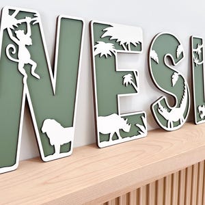Decoración de guardería con temática de jungla • Letrero con nombre de animal de safari • Letras de madera personalizadas • Arte mural de guardería con temática de jungla • Decoración de habitación de bebé con temática de jungla
