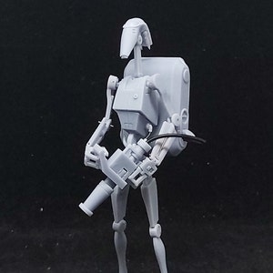 Könnte beinhalten: Eine weiße Plastik-Actionfigur eines Droiden mit Rucksack und Blastergewehr. Der Droide hat einen langen, dünnen Kopf mit einem schwarzen Visier.