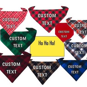Peut inclure: Neuf bandanas pour chien à motifs différents avec le texte "CUSTOM TEXT" sur chacun. Les bandanas sont en motifs écossais rouge, vert, bleu, noir et blanc. Le texte "Ho Ho Ho!" est écrit sur un fond jaune.