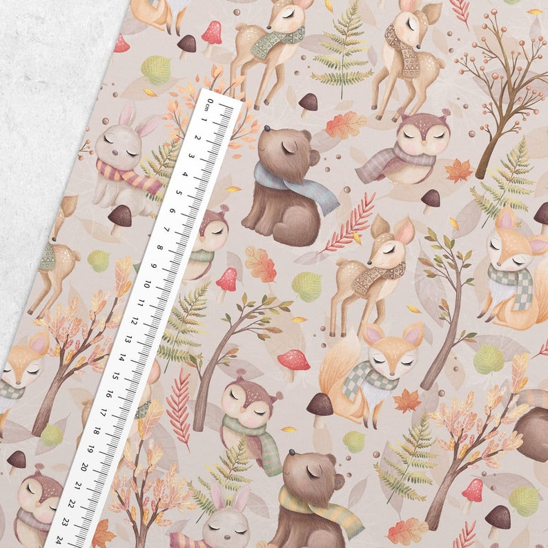 Pu&ograve; includere: Un motivo senza cuciture con animali del bosco che indossano sciarpe e cappelli. Lo sfondo &egrave; beige chiaro con foglie marroni, verdi e arancioni. Gli animali includono cervi, gufi, conigli e orsi.
