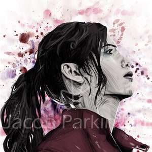 Puede incluir: Una ilustración de acuarela de una mujer con el pelo largo y oscuro recogido en una coleta. Lleva una chaqueta granate y mira hacia arriba. El fondo es una acuarela de color rosa, morado y blanco.