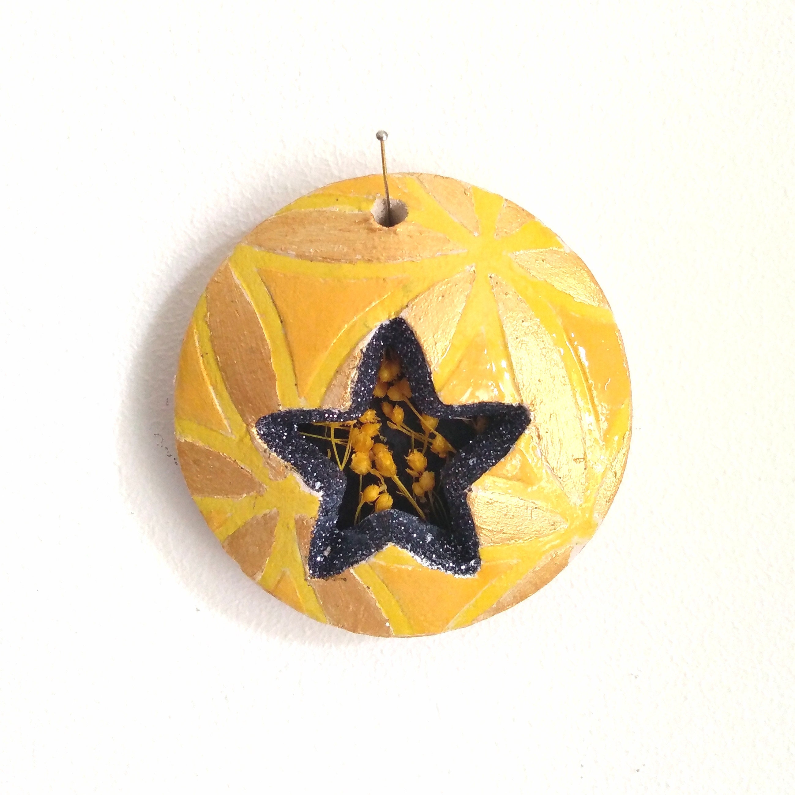 Décoration Murale Etoile en Ceramique et Fleurs Stabilisees Paillette Fait Main