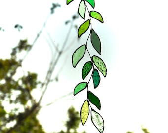 Zierlicher langer gewellter Blattzweig/Ranke/Zweig-Sonnenfänger aus Buntglas, Ganzblatt-Version, Grüntöne, für Fenster. Einzigartig. Handgefertigt