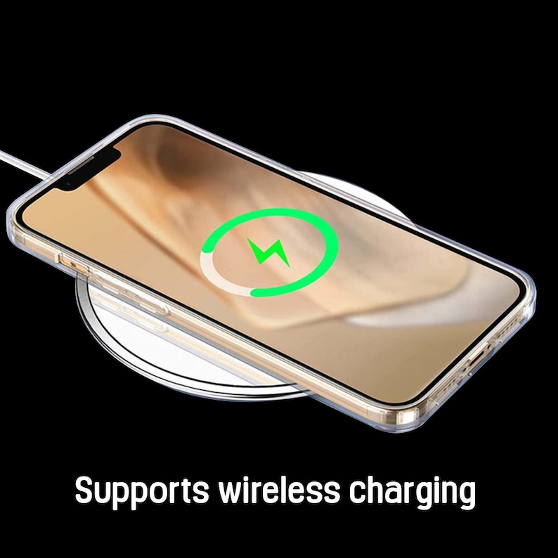 Pu&ograve; includere: Un iPhone dorato con una custodia trasparente &egrave; in carica wireless su un pad di ricarica bianco. Un'icona di fulmine verde &egrave; visibile sullo schermo del telefono.