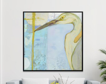 Puede incluir: Una pintura de una garceta blanca con un pico amarillo sobre un fondo azul y blanco. La garceta está de perfil y su cabeza está girada hacia la izquierda. La pintura está enmarcada en negro.
