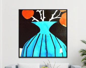 Könnte beinhalten: Eine blaue Vase mit einer breiten Öffnung und einem schmalen Boden, mit weißen Zweigen und orangefarbenen Früchten darin, vor einem schwarzen Hintergrund.