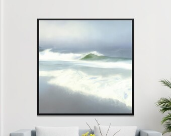 Puede incluir: Una pintura enmarcada de un paisaje marítimo con olas blancas y espumosas rompiendo en una playa de arena. El cielo es de un azul claro con un toque de nubes grises. Las olas son de un color verde claro.