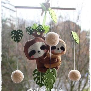Tropical felt baby mobile with Sloth mom and baby, mobile with tropical leaves, expecting mom gift, baby shower gift