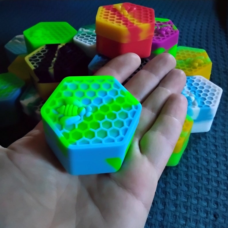 Pu&ograve; includere: Una collezione di stampi in silicone colorati a forma di favi. Gli stampi sono di vari colori, tra cui verde, blu, giallo e rosso. Gli stampi sono perfetti per realizzare piccoli dolci, saponi o altri oggetti artigianali.
