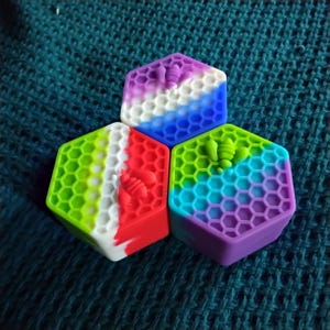 Hexagonal Beehive Silicone Stash containers 》New color choices!!! immagine 6