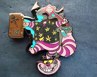 Pin luminoso de esmalte duro LE HST Cheshire (2 pulgadas x 2 pulgadas)