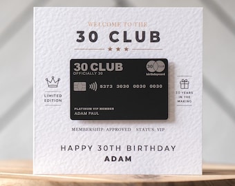 Può includere: Un biglietto d'auguri bianco testurizzato con il testo Welcome to the 30 Club e Happy 30th Birthday Adam. Al centro è fissata una replica di carta di credito nera con il testo 30 Club, Officially 30, Platinum VIP Member e Adam Paul.