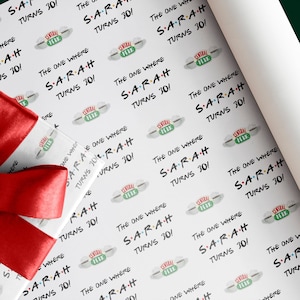 Papel de embrulho de amigos ‘The One Where’ Nome faz 16, 18, 20, 30, 40, 50 anos, qualquer idade