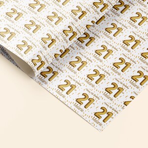 Op de afbeelding: Wit cadeaupapier met een herhalend patroon van gouden folie 21's en confetti. De tekst "Happy 21st Birthday Melanie" wordt in het hele patroon herhaald.