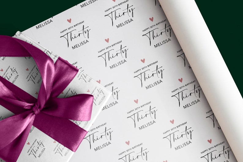 Pu&ograve; includere: Carta da regalo bianca con un motivo ripetuto di cuori rosa e il testo "Happy 30th Birthday Thirty Melissa".