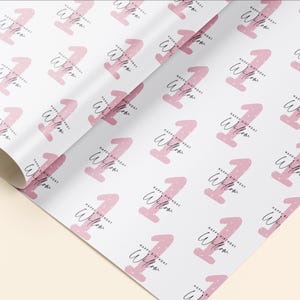 K&ouml;nnte beinhalten: Rosa Geschenkpapier mit einem sich wiederholenden Muster der Zahl eins mit wei&szlig;en Punkten und dem Text "Happy Birthday Willow".