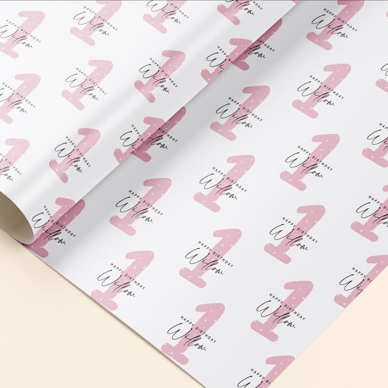 K&ouml;nnte beinhalten: Rosa Geschenkpapier mit einem sich wiederholenden Muster der Zahl eins mit wei&szlig;en Punkten und dem Text "Happy Birthday Willow".
