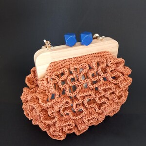Gehäkelte Rüschen-Clutch mit Polka Dots Futter