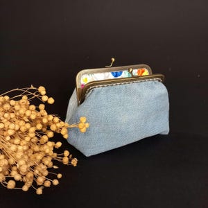 Marineblaue Mini-Geldbörse mit Polka Dots Futter, Denim-Münze und Kartenbeutel, Jeans-Münzetui mit Kiss-Lock.