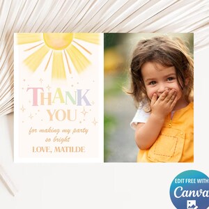Può includere: Un biglietto di ringraziamento personalizzato con un disegno di sole ad acquerello e la scritta "THANK YOU for making my party so bright LOVE, MATILDE." Accanto al biglietto c'è una foto di un bambino sorridente. Il logo Canva è in basso a destra.