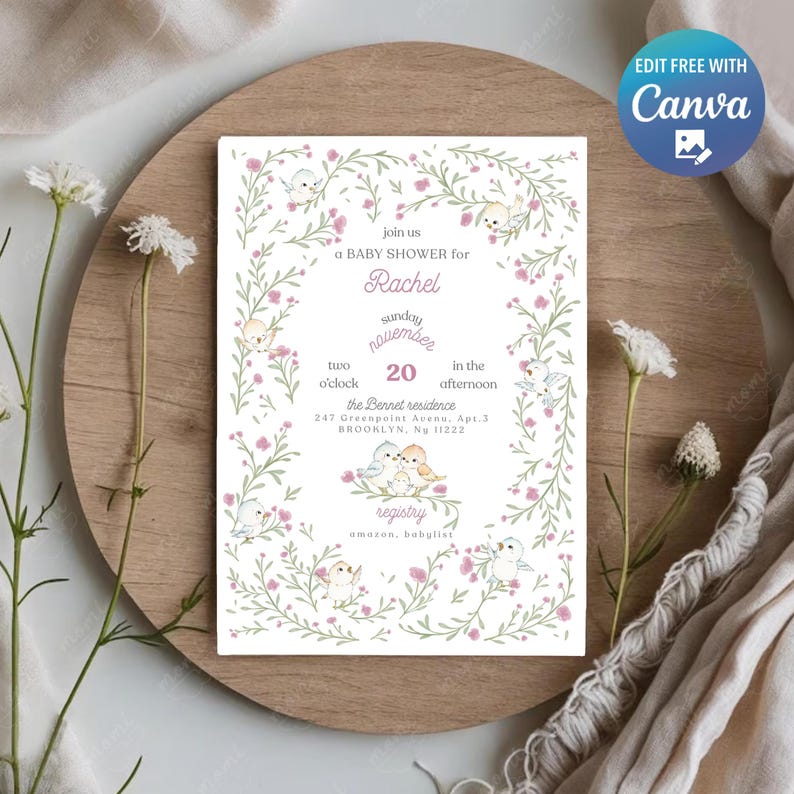 Puede incluir: Una invitaci&oacute;n a un baby shower con un dise&ntilde;o floral y p&aacute;jaros, con el texto "Join us a BABY SHOWER for Rachel". La invitaci&oacute;n incluye la fecha, la hora y los detalles del lugar. La invitaci&oacute;n est&aacute; sobre una superficie de madera.