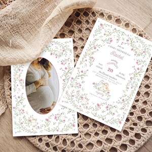 Puede incluir: Invitaciones para baby shower con ilustraciones florales y de p&aacute;jaros. Una tarjeta presenta una foto de una persona embarazada. La otra tarjeta tiene el texto "Join us for a Baby Shower for Rachel" con detalles del evento.