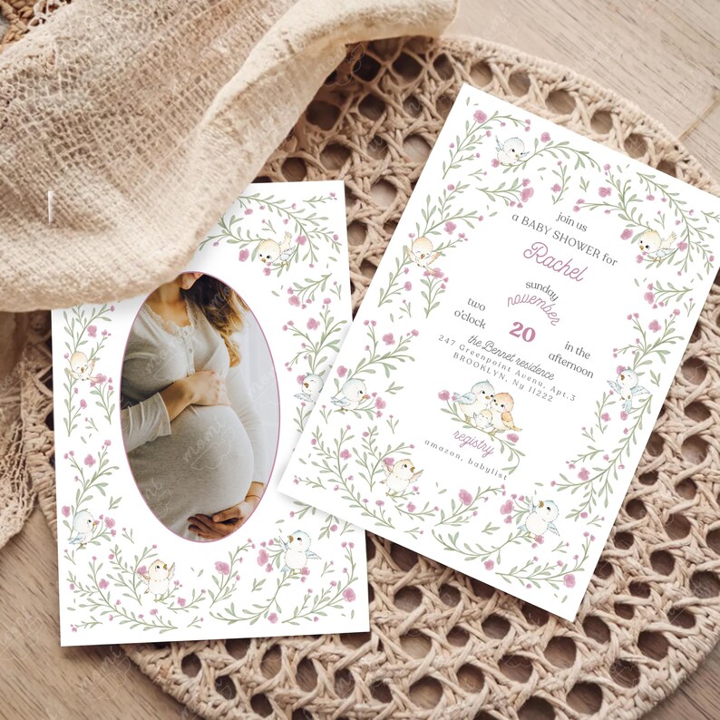 Puede incluir: Invitaciones para baby shower con ilustraciones florales y de p&aacute;jaros. Una tarjeta presenta una foto de una persona embarazada. La otra tarjeta tiene el texto "Join us for a Baby Shower for Rachel" con detalles del evento.