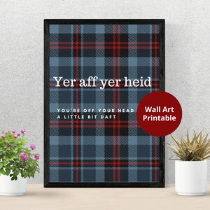 以下が含まれることがあります： 青い、黒、赤い格子模様に「Yer aff yer heid」というテキストと「You're off your head a little bit daft」というフレーズが書かれた、印刷可能な壁の芸術デザインです。