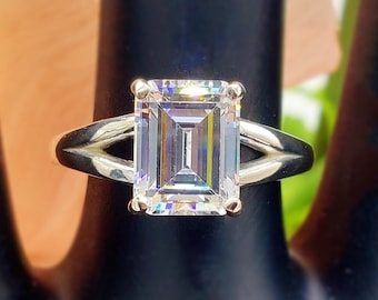 8x6mm - 14x10mm Solitär Verlobungsring, Split Shank Smaragdschliff, 6A Qualität Zirkonia, Sterling Silber, auf Bestellung