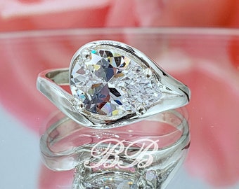 Anillo de compromiso solitario asimétrico de 10 x 7 mm con corte de pera y engaste lateral, circonita cúbica de calidad 6A, plata de ley, hecho a medida.