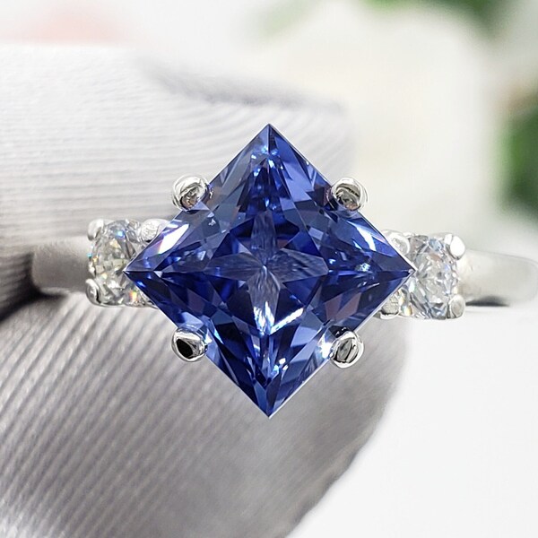 7MM Ceylon Lab erstellte Blauer Saphir, Princess Cut Drei-Stein-Ring, 6A Qualität Zirkonia, Sterlingsilber, auf Bestellung gefertigt