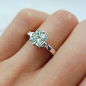 Pierścionek zaręczynowy Princess Solitaire z jasnoniebieskim moissanitem o szlifie kwadratowym, 6 mm, cyrkonia sześcienna 6A, srebro próby 925, wykonany na zamówienie