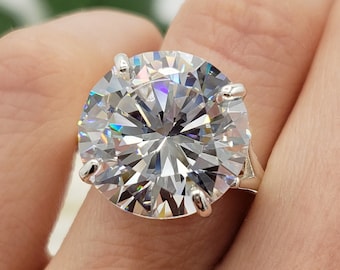 Anillo de compromiso solitario con cuerpo dividido y corte redondo brillante de 8 mm a 15 mm, circonita cúbica de calidad 5A, plata de ley, hecho a pedido.