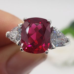 8 x 6 mm - 11 x 9 mm Lab-Created Rot Rubin Kissenschliff, Drei-Stein-Ring, Trillion Akzent, Sterling Silber oder Gold, auf Bestellung, Schmuck Geschenk