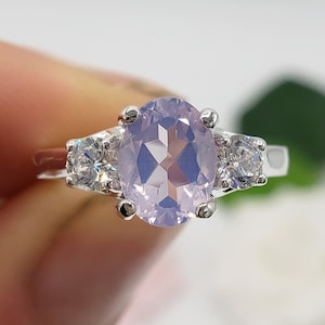 Anillo de enrejado de tres piedras de cuarzo lunar lavanda natural de 8 x 6 mm, elección de detalles, plata de ley, hecho a pedido