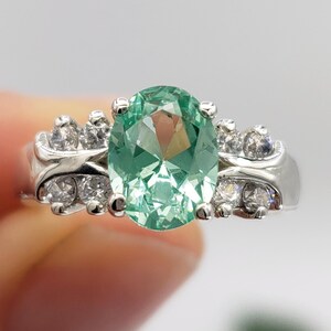 Anillo ancho con múltiples piedras, de 8 x 6 mm, de espinela azul verdosa espuma de mar, creada en laboratorio, talla ovalada, con detalles de circonita cúbica, en plata de ley o oro. Hecho a pedido. imagen 6