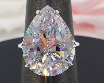 Anillo de compromiso solitario de corte pera de 20 x 15 mm y 16,85 quilates con cuerpo dividido, circonita cúbica de calidad 6A, plata de ley u oro, hecho a pedido.
