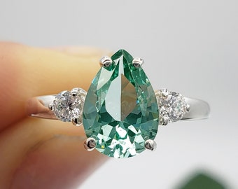 Espinela verde de espuma de mar creada en laboratorio de 10x7 mm, acentos redondos de circonio cúbico, CZ de calidad 6A, anillo de tres piedras, plata de ley, hecho a pedido