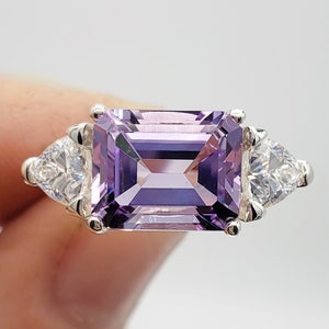 Anillo de tres piedras preciosas de amatista rosa de Francia de 10 x 8 mm, talla esmeralda, plata de ley u oro, hecho a pedido
