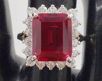 12 x 10 mm ラボレッドルビー、エメラルドカット、ハローステートメントリング、6A品質キュービックジルコニアアクセント、オーダーメイド、スターリングシルバー
