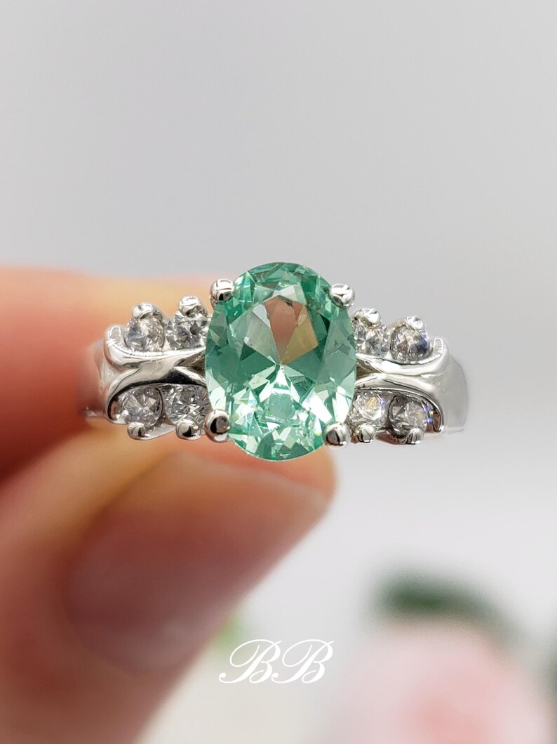 Anillo ancho con múltiples piedras, de 8 x 6 mm, de espinela azul verdosa espuma de mar, creada en laboratorio, talla ovalada, con detalles de circonita cúbica, en plata de ley o oro. Hecho a pedido. imagen 6